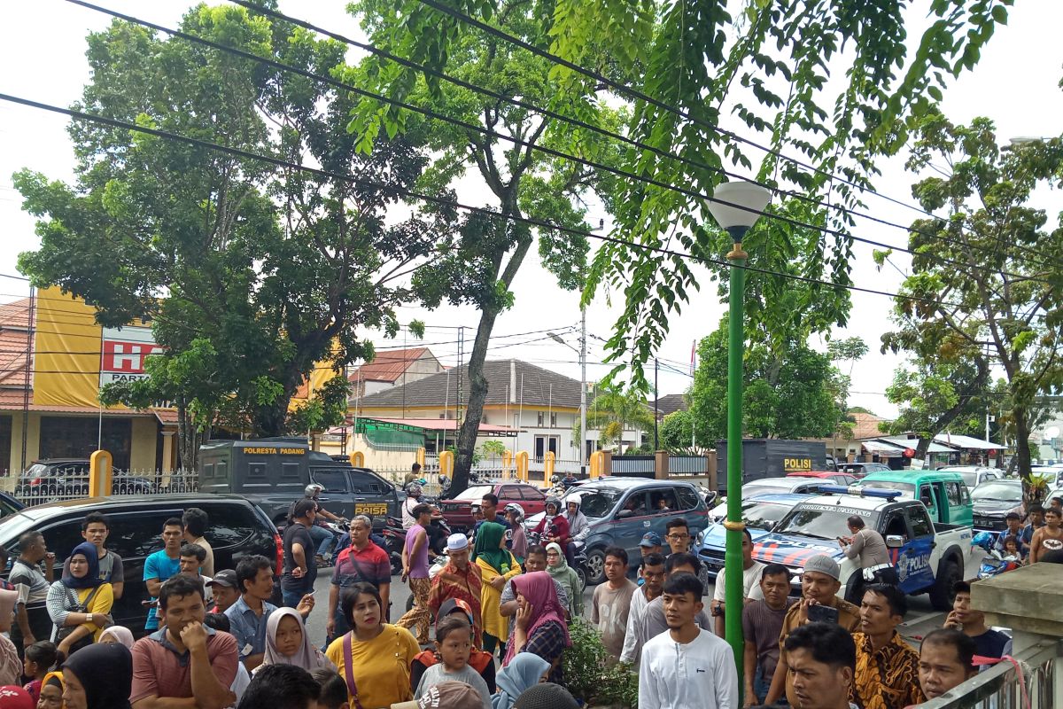 Puluhan PKL demo ke DPRD, tolak penggusuran tempat berdagang di Pasar Raya Padang