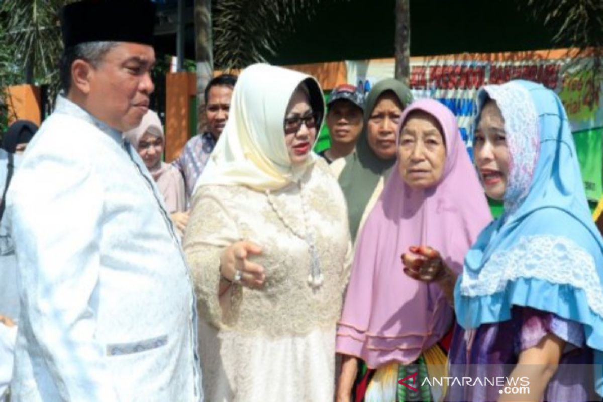 Wali Kota bersama istri mengunjungi korban kebakaran