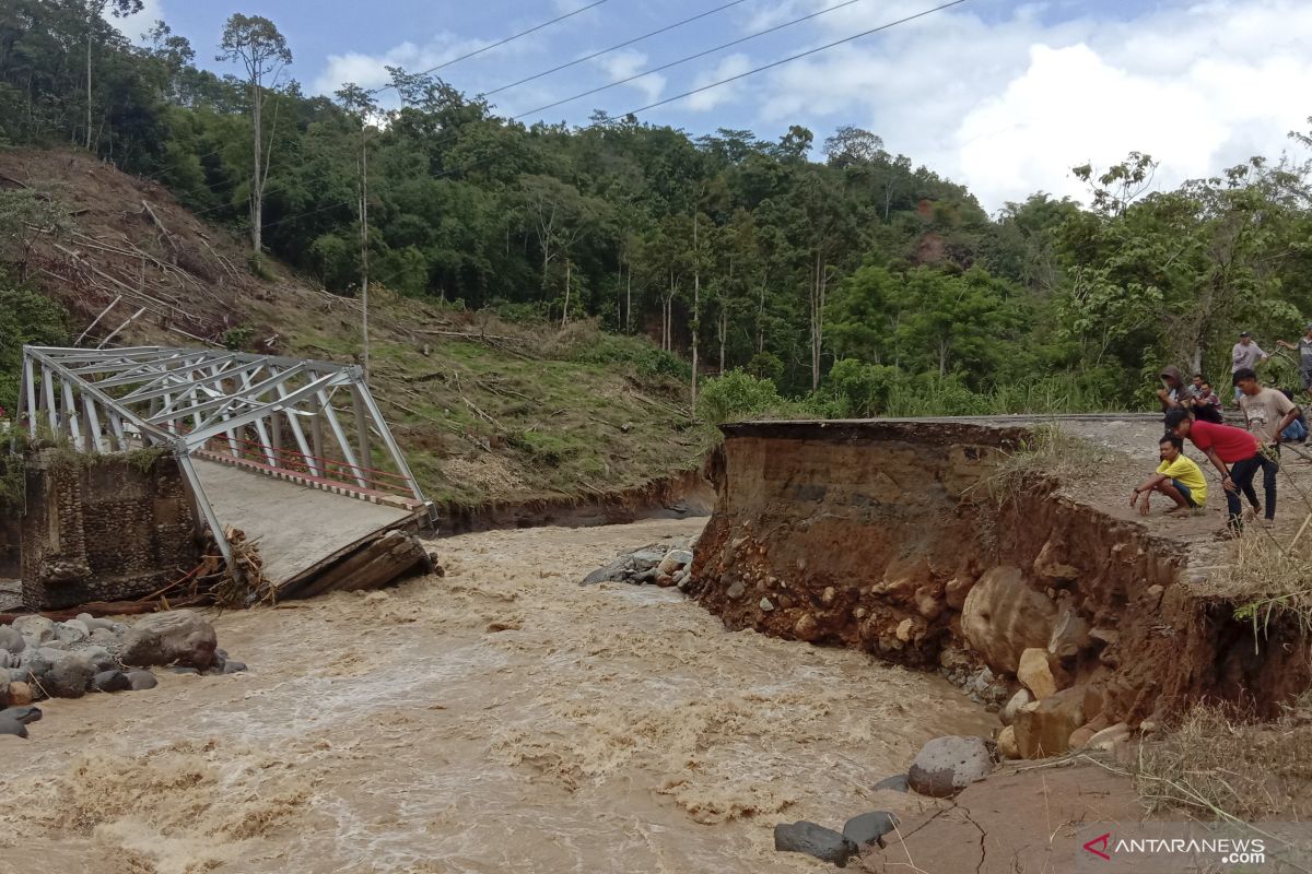 Sungai di Lahat meluap, 1 jembatan putus dan 7 rumah hanyut