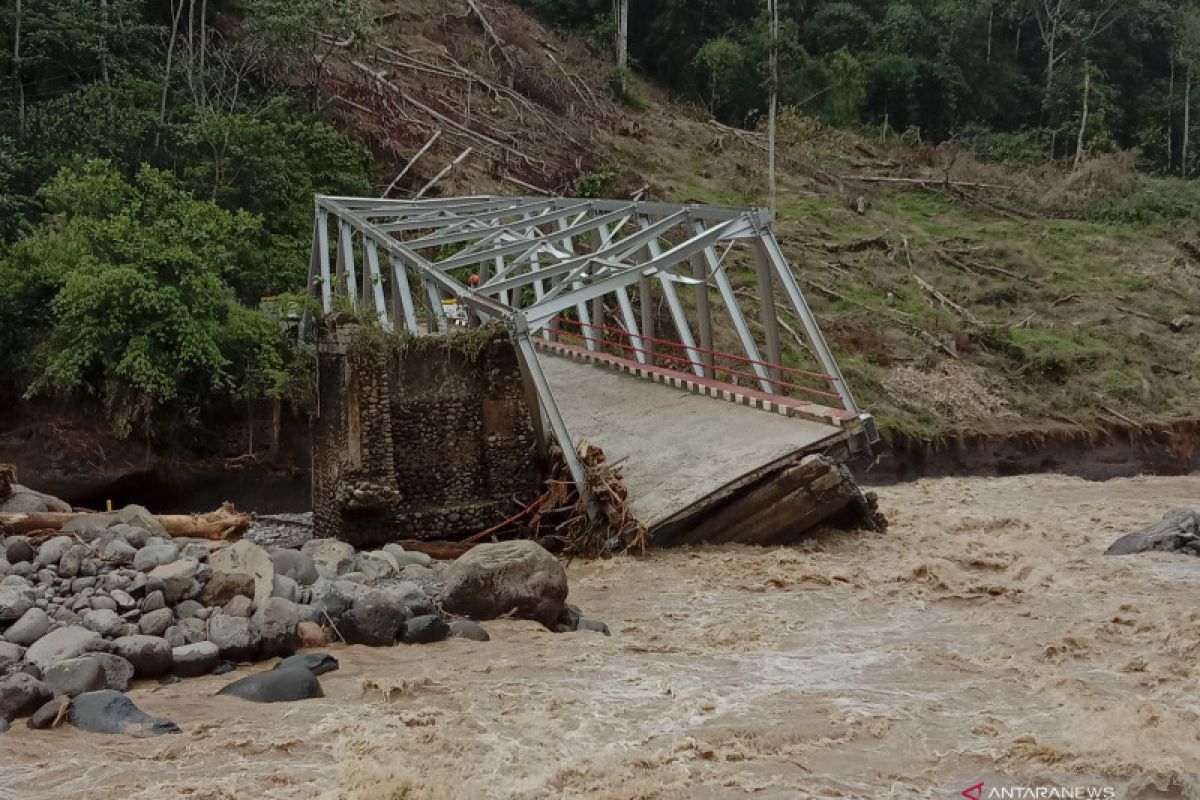 Jembatan penghubung Lahat-Muara Enim putus, Pemprov pasang jembatan darurat