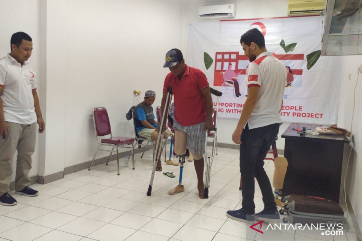 PMI bagikan kaki palsu  kepada korban gempa dan tsunami di Sulteng
