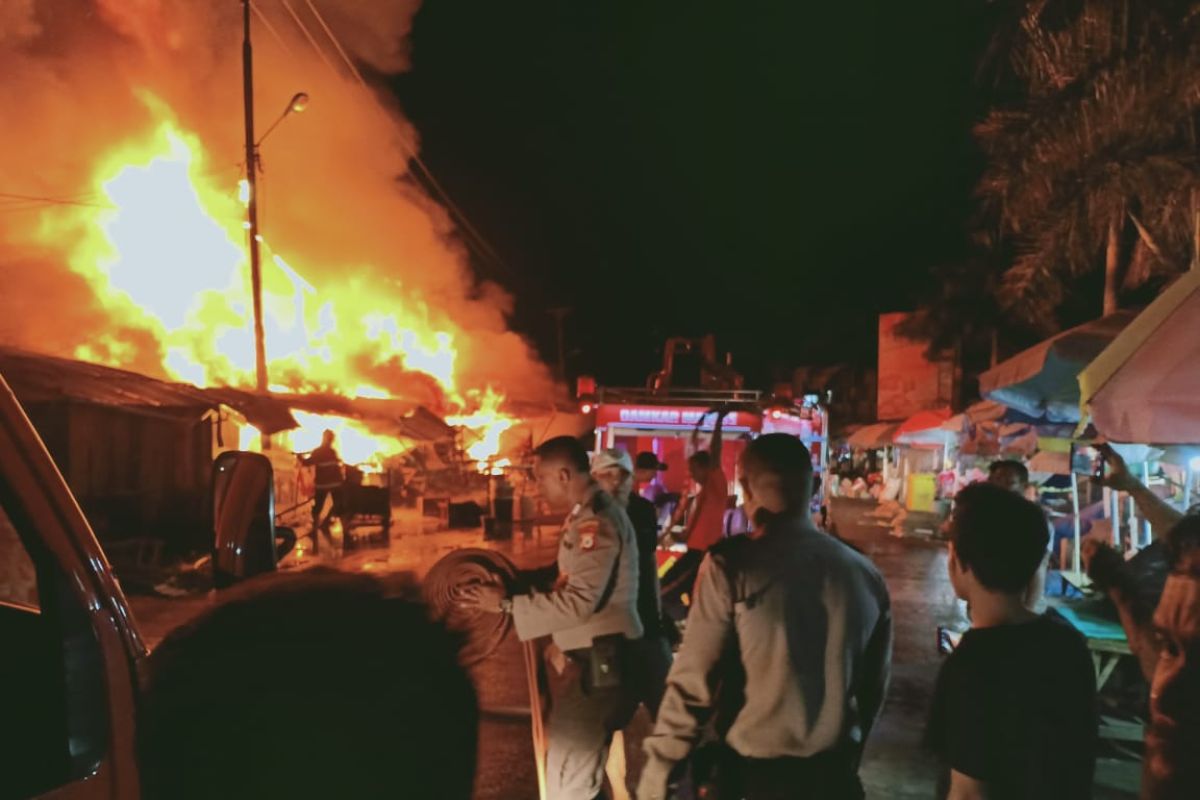 Polisi selidiki penyebab kebakaran 26 kios Pasar Arumbai