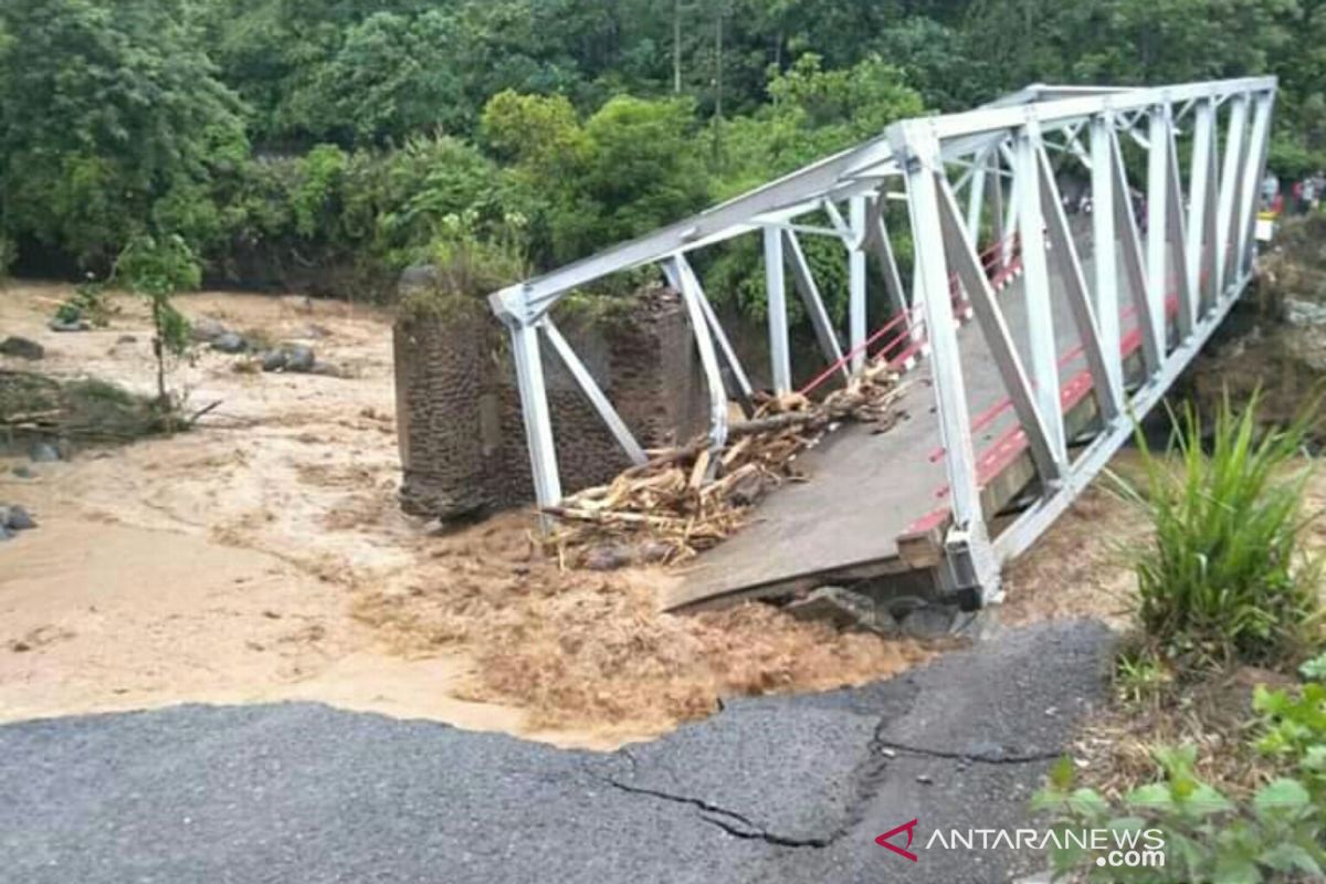 Jembatan putus, tujuh rumah hanyut akibat luapan air sungai di Lahat