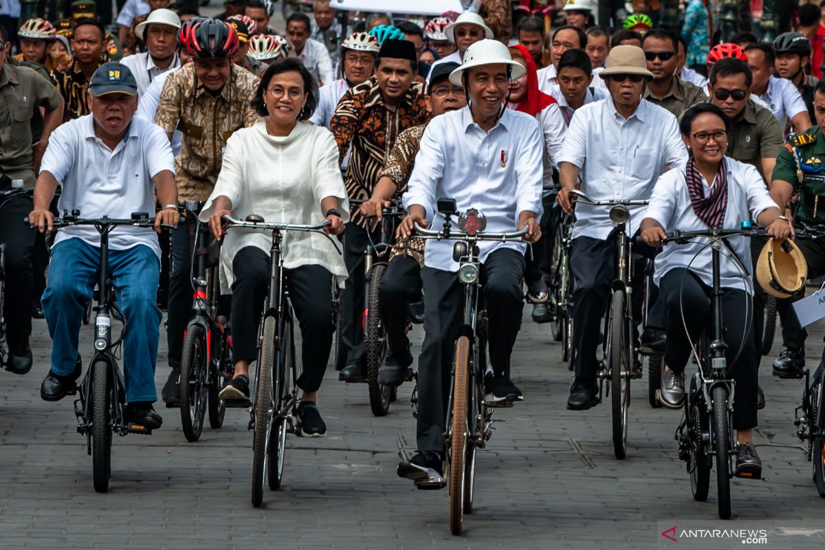 President rides bicycle to Semarang's Old Town