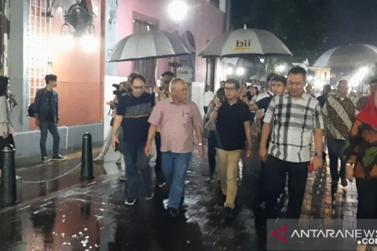 Dua menteri menyusuri Kota Lama di saat gerimis malam