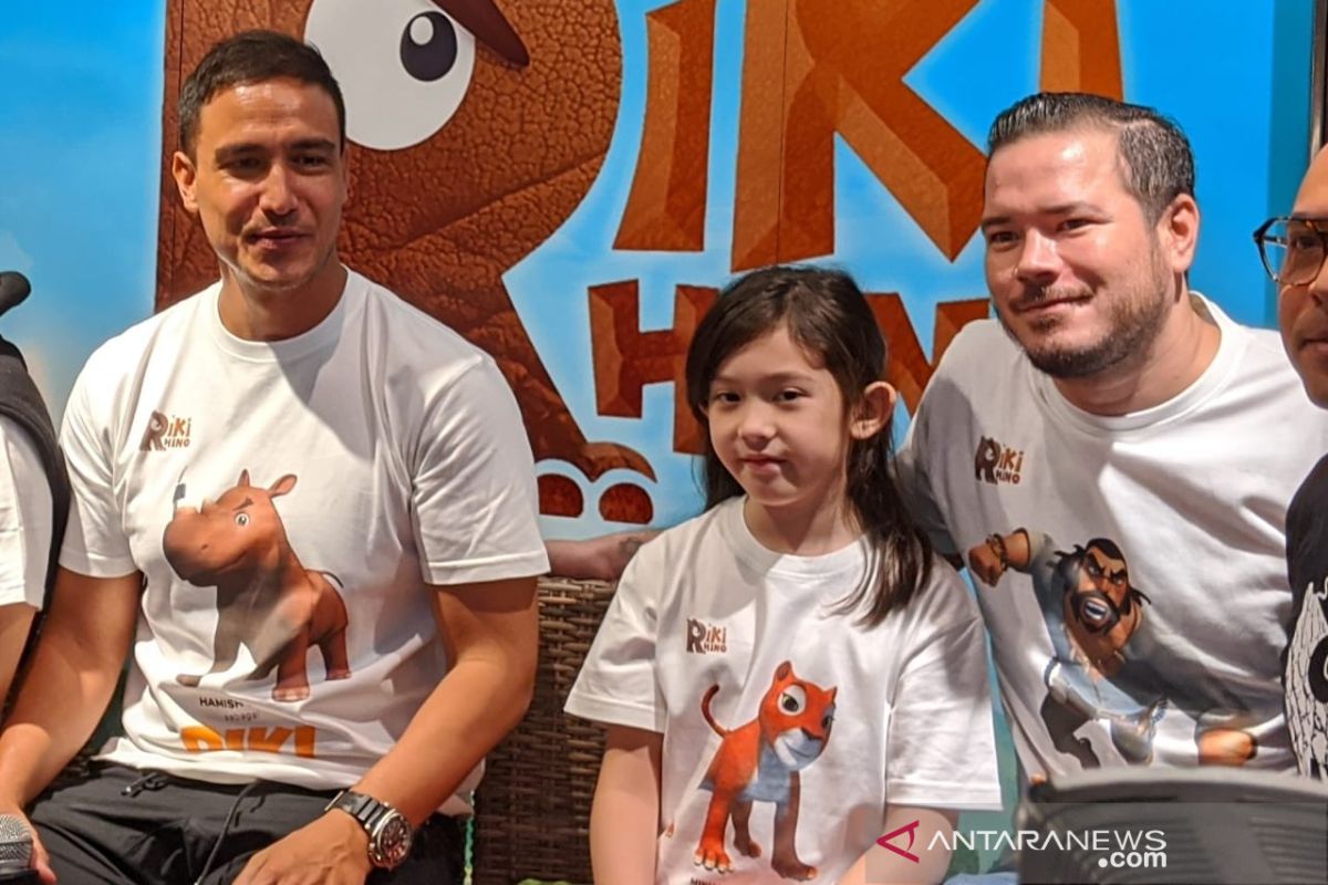 Ayah-anak Zack Lee  dan Mikhaela Lee main film animasi "Riki Rhino"