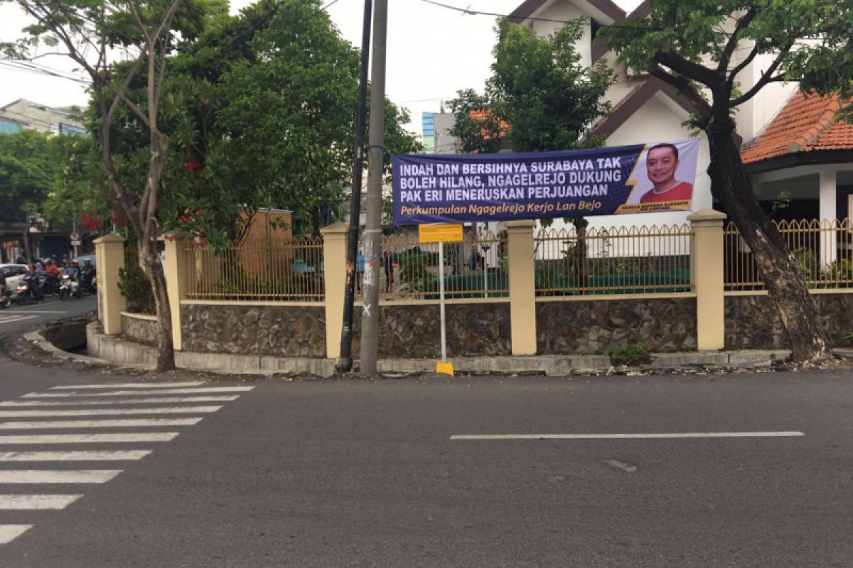 BPB Linmas Surabaya copoti spanduk Bacawali Eri Cahyadi