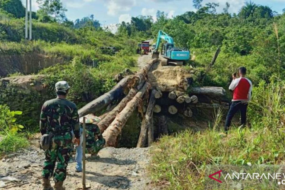 Kodim Kubar dan masyarakat bangun jembatan sementara