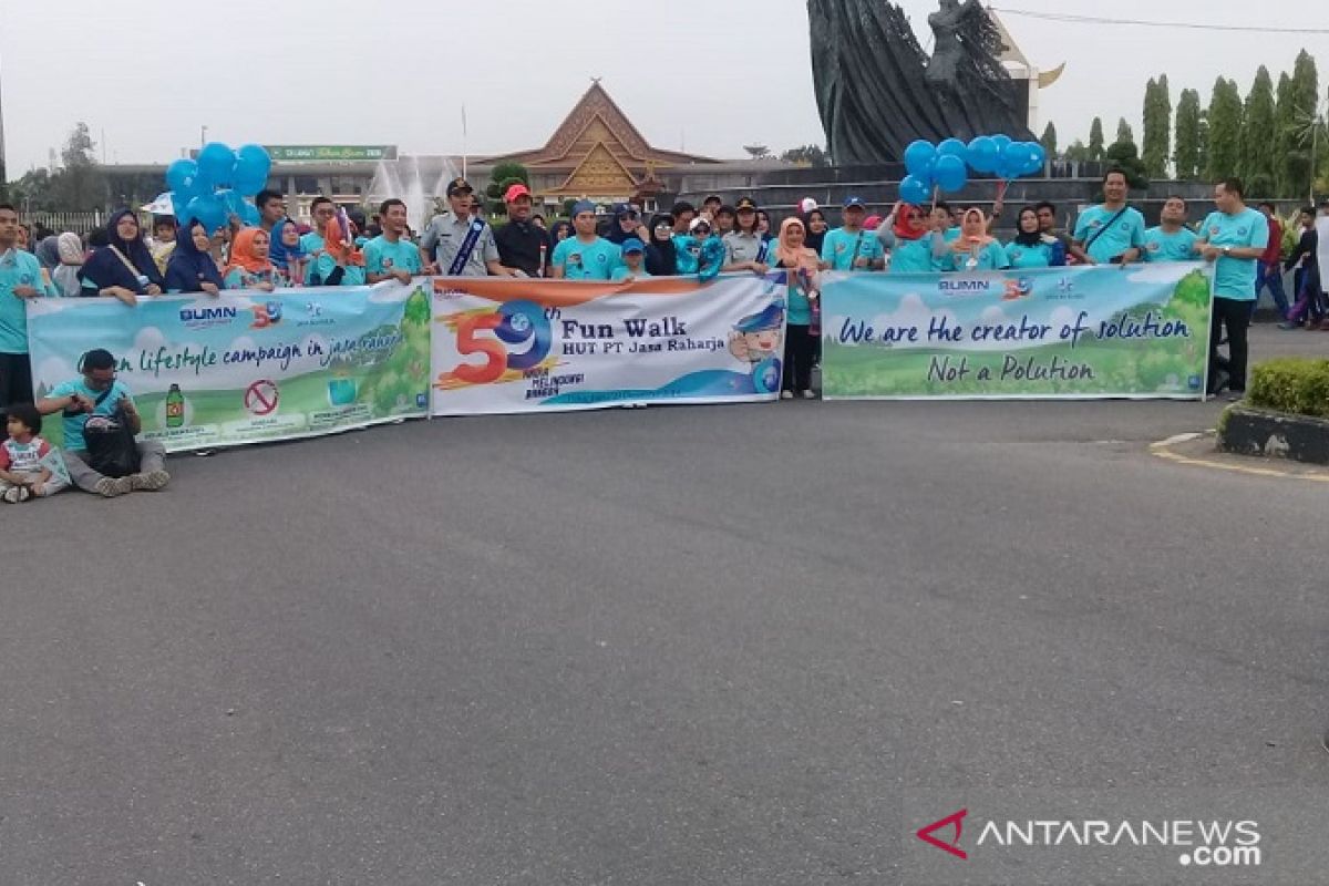 200-an anggota keluarga Jasa Raharja bersihkan sampah plastik