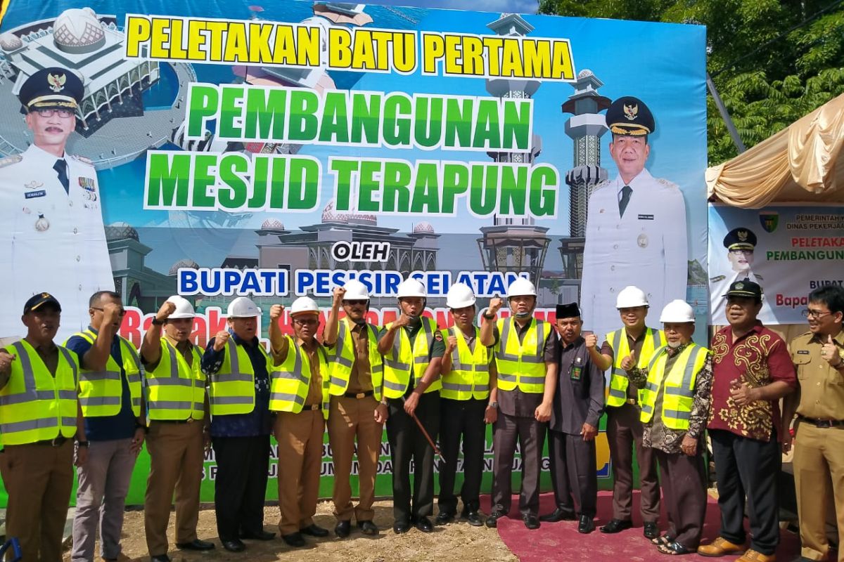 Bupati letakkan batu pertama pembangunan Masjid Terapung Carocok Painan