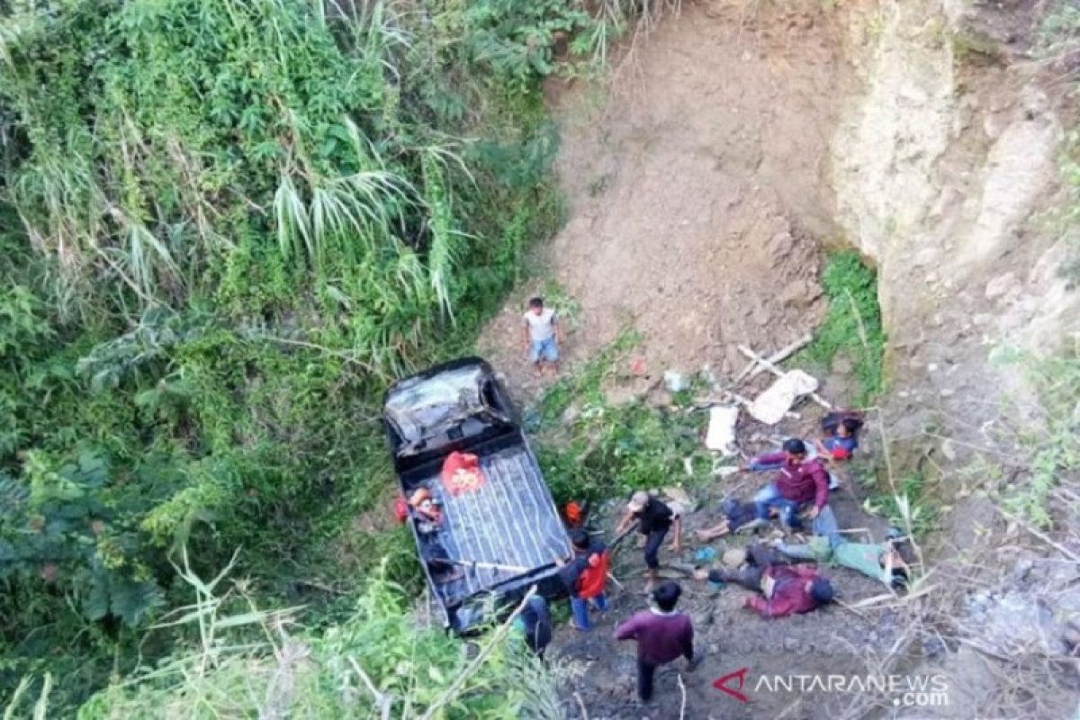 Tiga orang terluka akibat satu unit pickup terjun ke jurang di Aceh Tengah