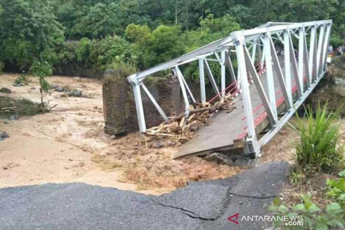 Tujuh rumah hanyut dan satu jembatan putus akibat banjir di Kabupaten Lahat