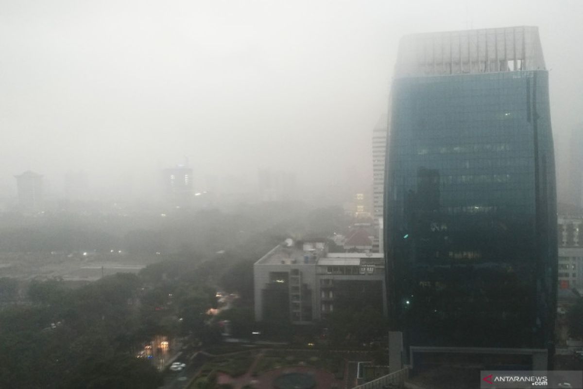 Menjelang malam Tahun Baru  Monas hujan deras