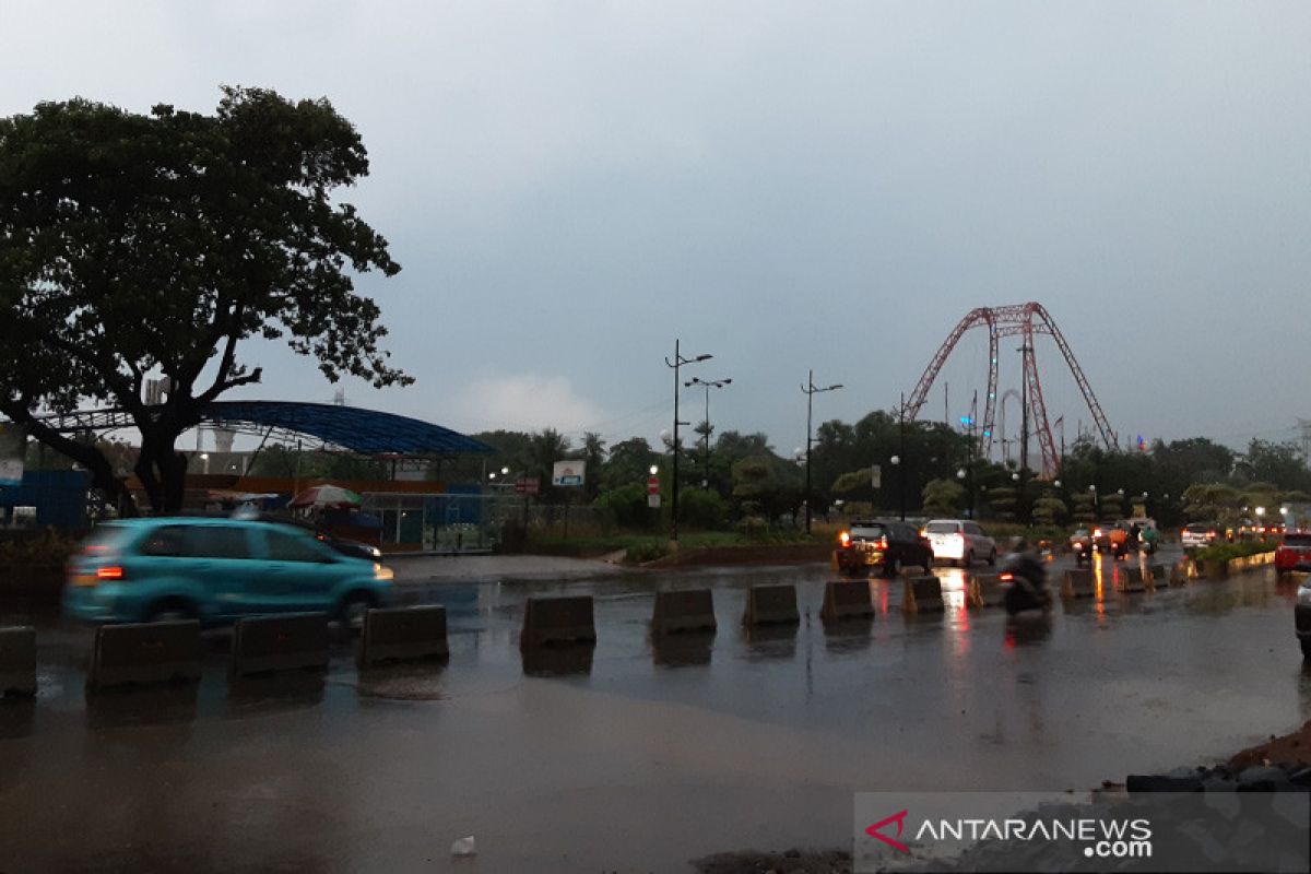 Jelang pergantian tahun, hujan dan petir terjadi di Ancol