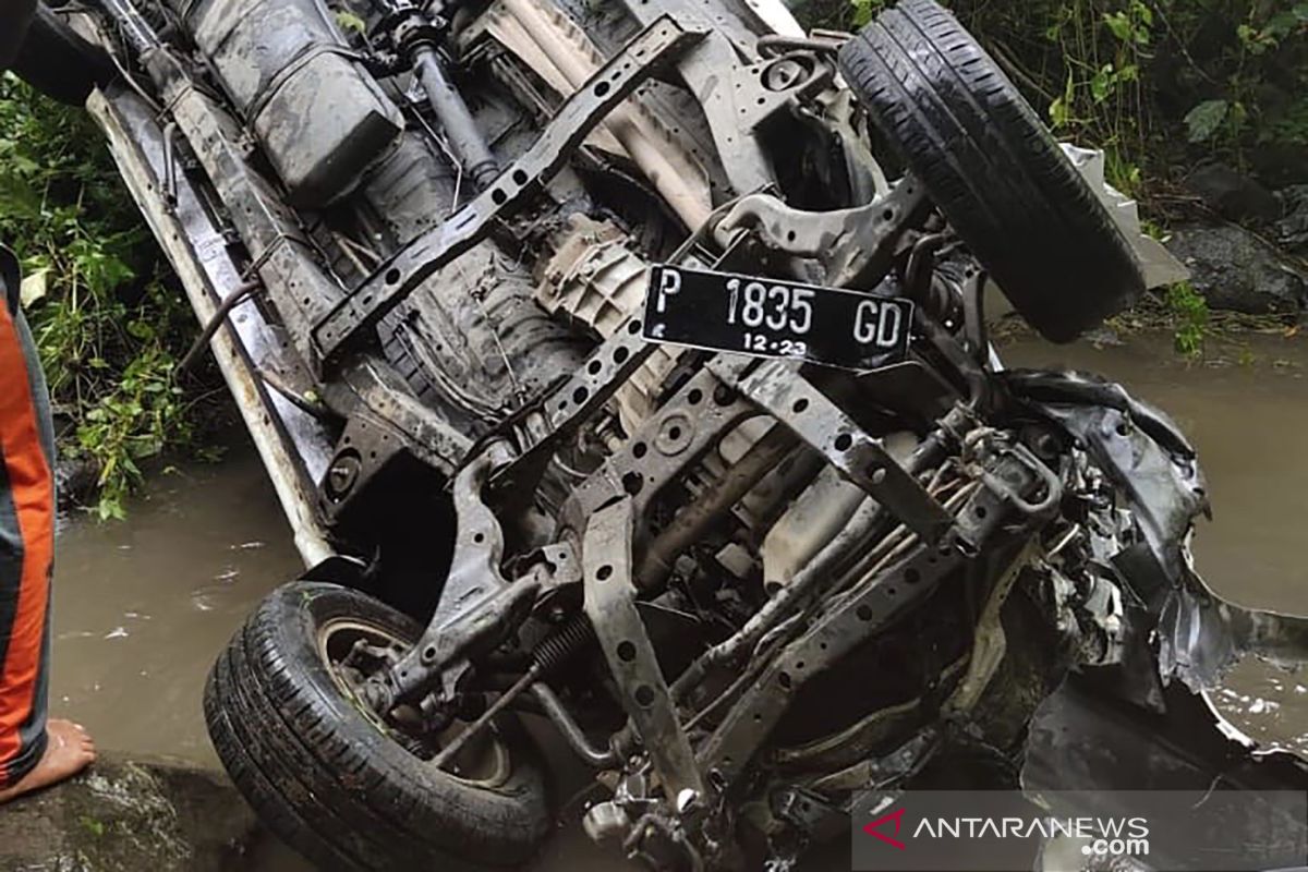 Mobil Kijang Innova masuk jurang, dua penumpang tewas