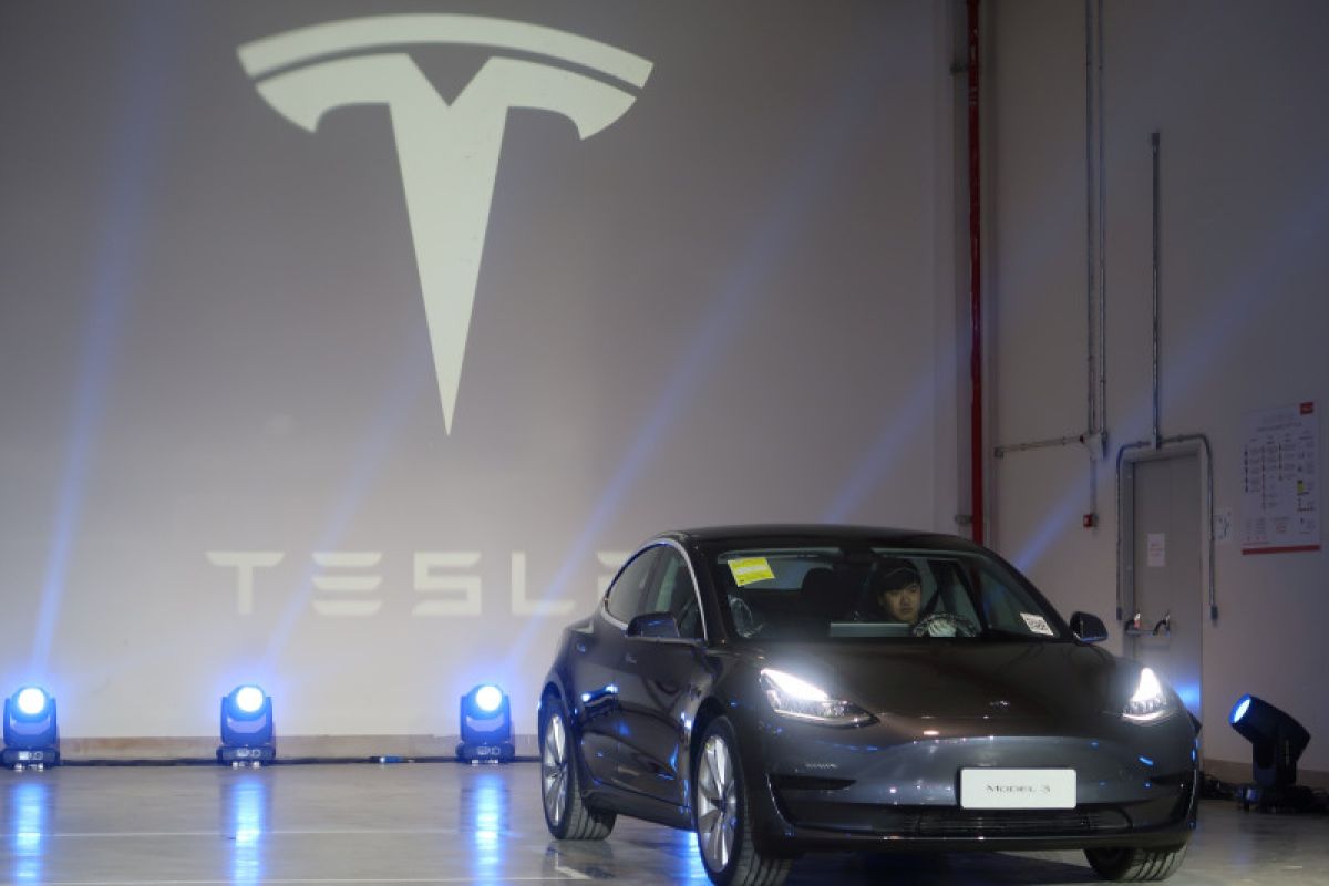 Perusahaan mobil listrik Tesla tantang para 'hacker'