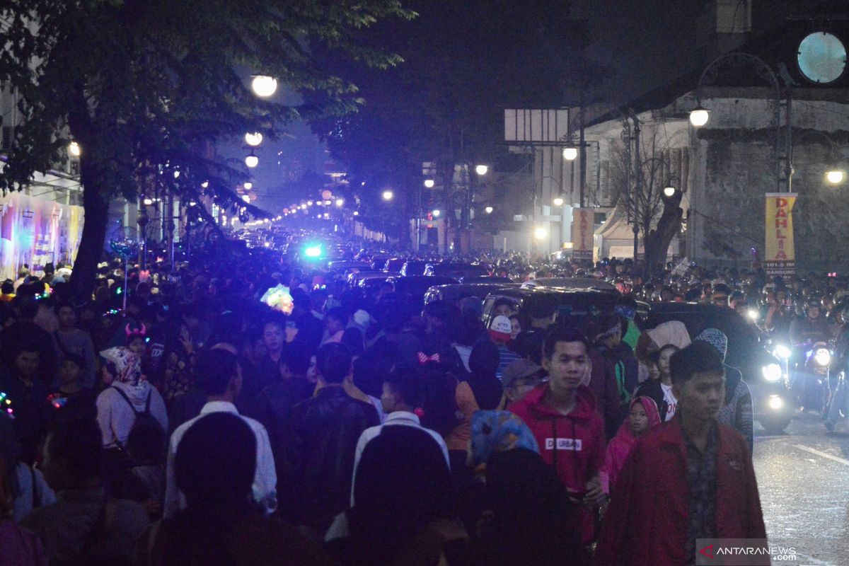 Alun Alun Bandung dipadati warga rayakan pergantian tahun