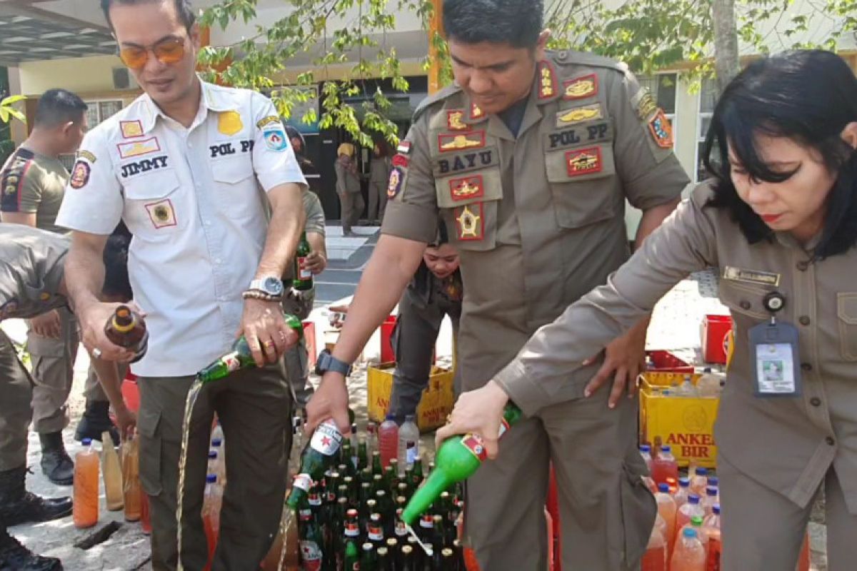 Satpol PP memusnahkan 575 botol barang bukti minuman keras