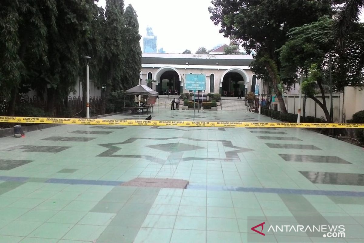 Polisi temukan tas mencurigakan di depan Masjid