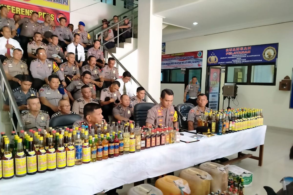 Ratusan botol minuman beralkohol disita selama Operasi Pekat Singgalang 2019