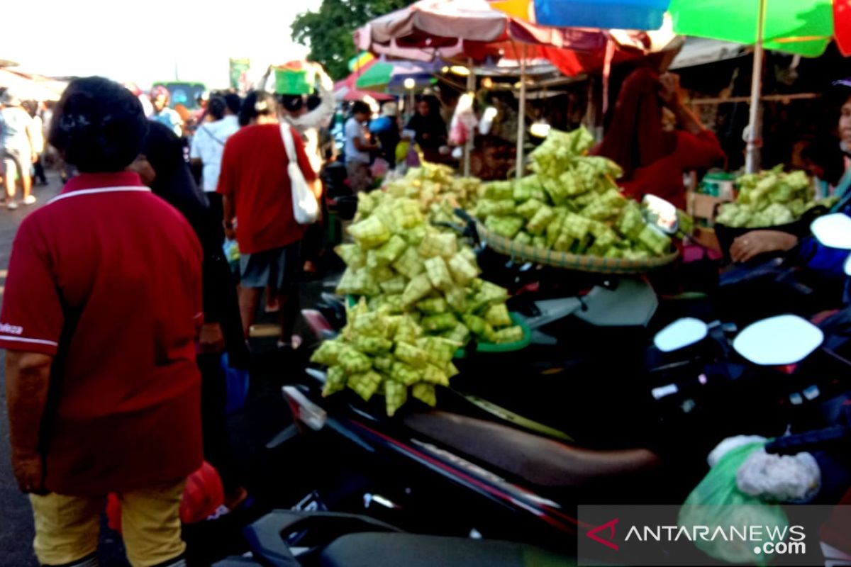 Anyaman ketupat ramaikan dua pasar di  Ambon