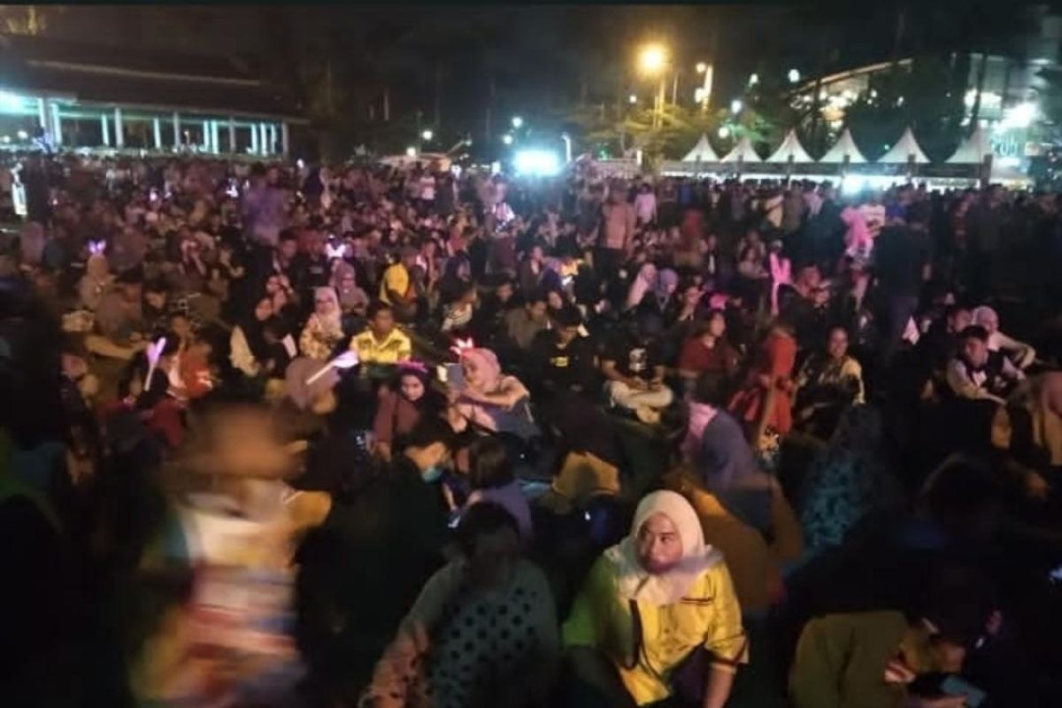 Warga Kota Medan padati kawasan Lapangan Merdeka