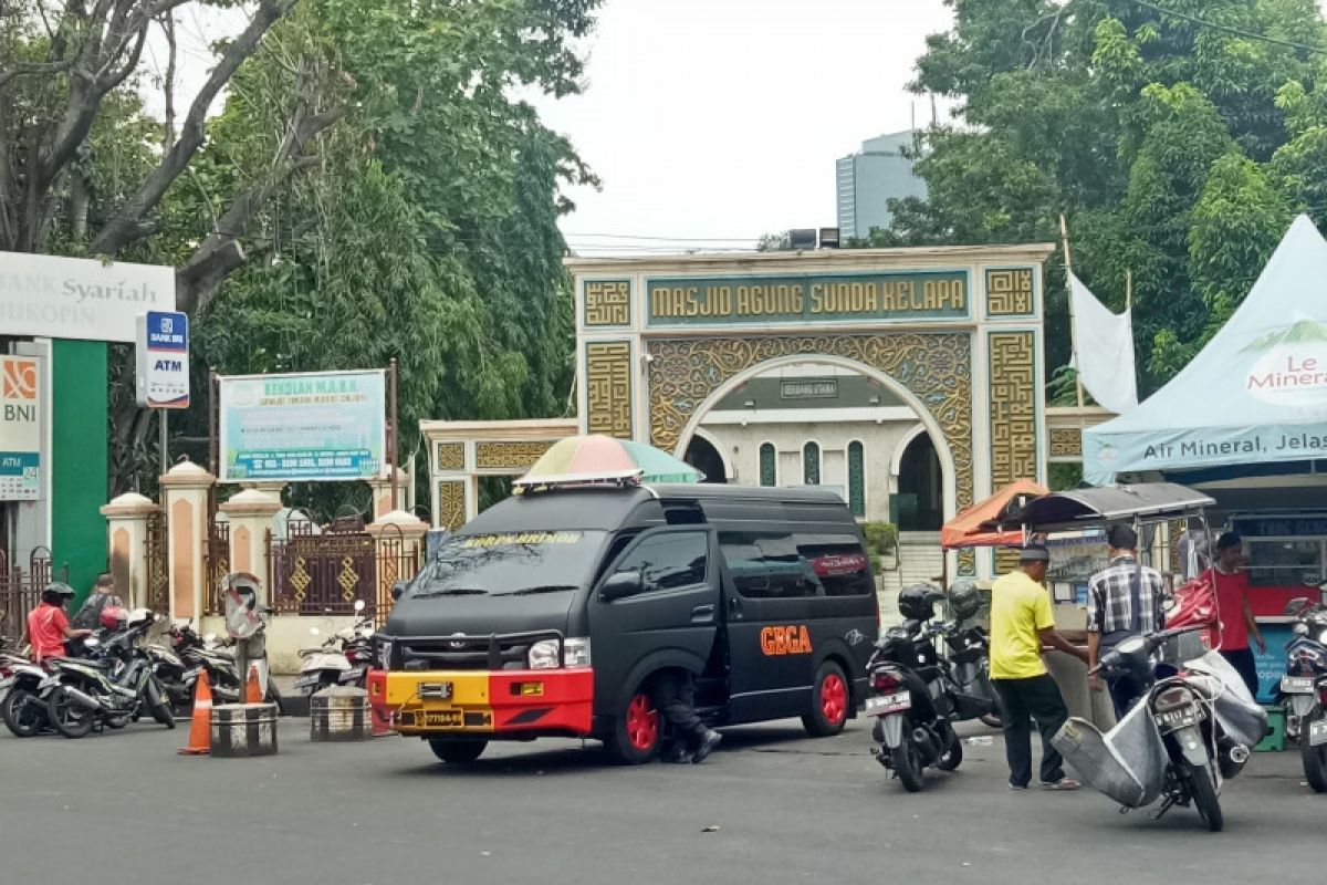 Tas mencurigakan di halaman Masjid berisi baju dan sarung