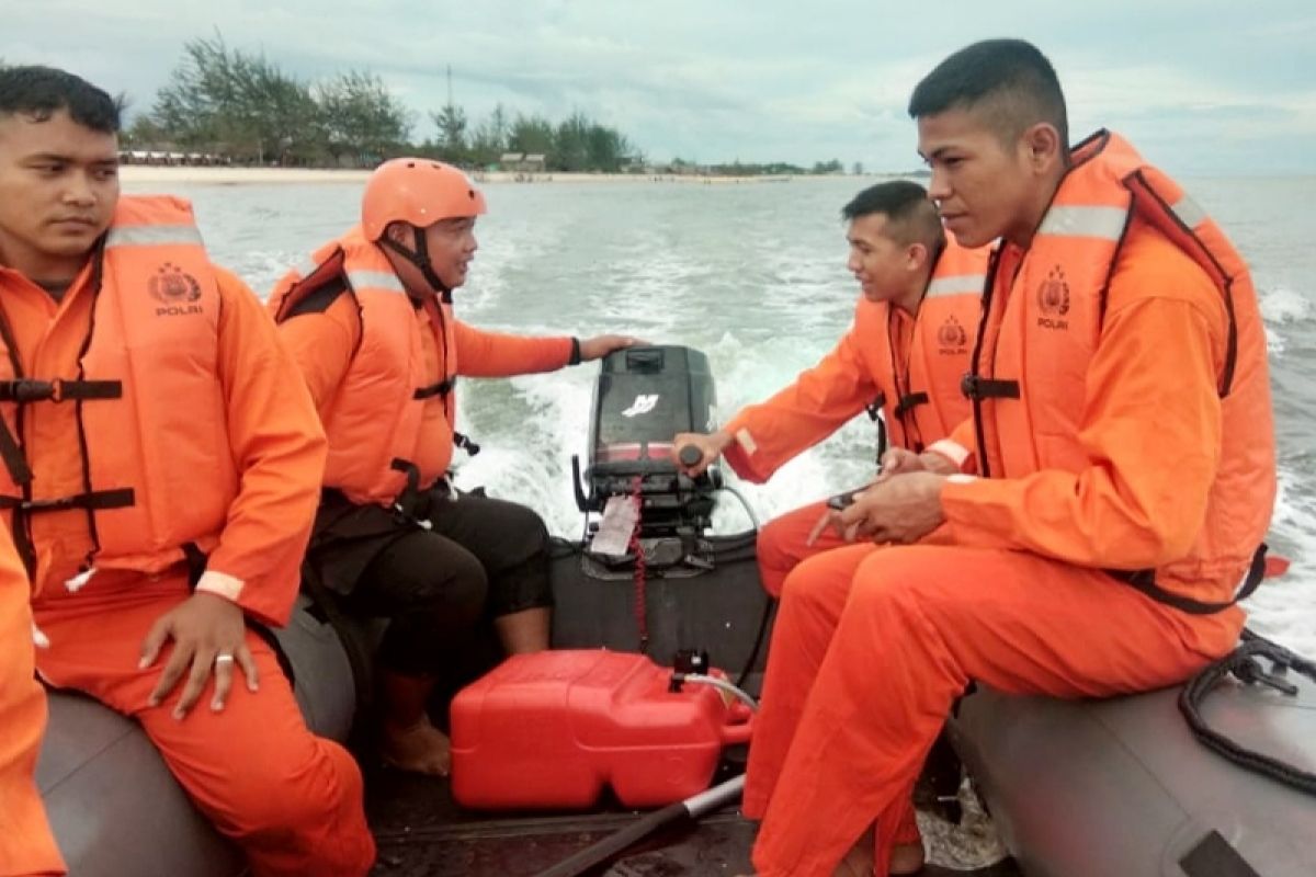 Personel Brimob disiagakan di Pantai Ujung Pandaran amankan libur tahun baru