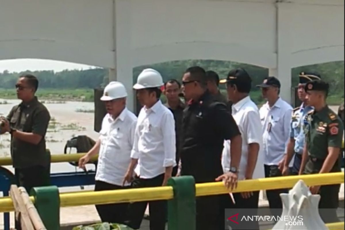 Jokowi jalan kaki melintasi jembatan Bendungan Kamijoro Yogyakarta (VIDEO)