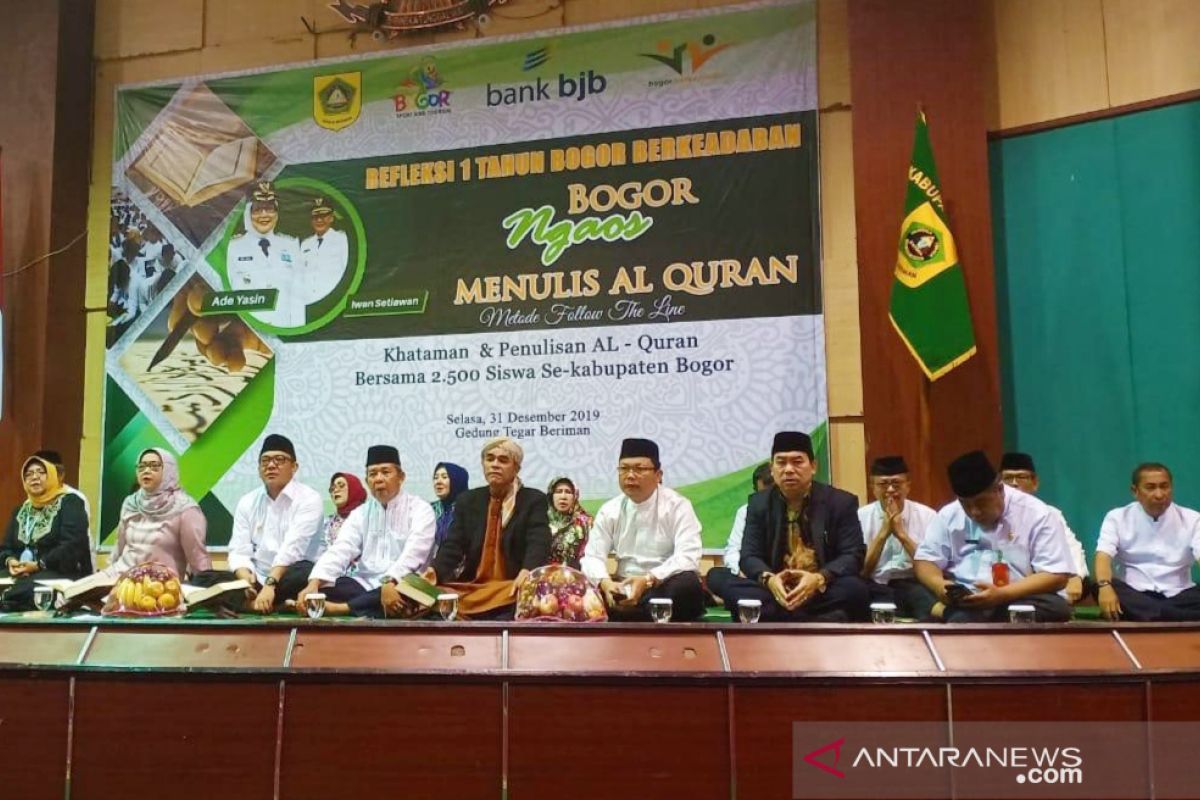 Bupati Bogor dengan 2.500 siswa khataman Al Quran sambut tahun baru