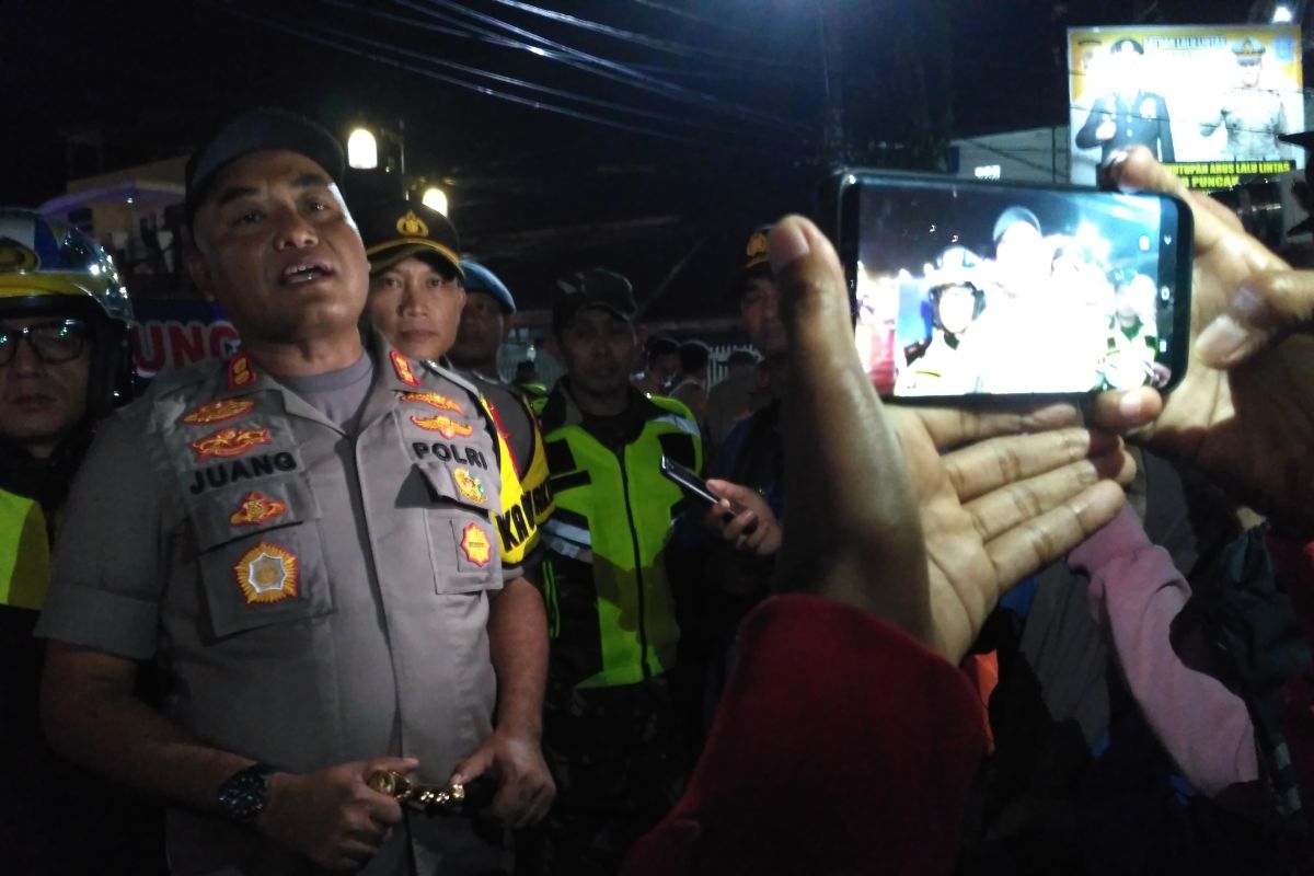Polisi tutup jalur menuju Puncak dari Cianjur