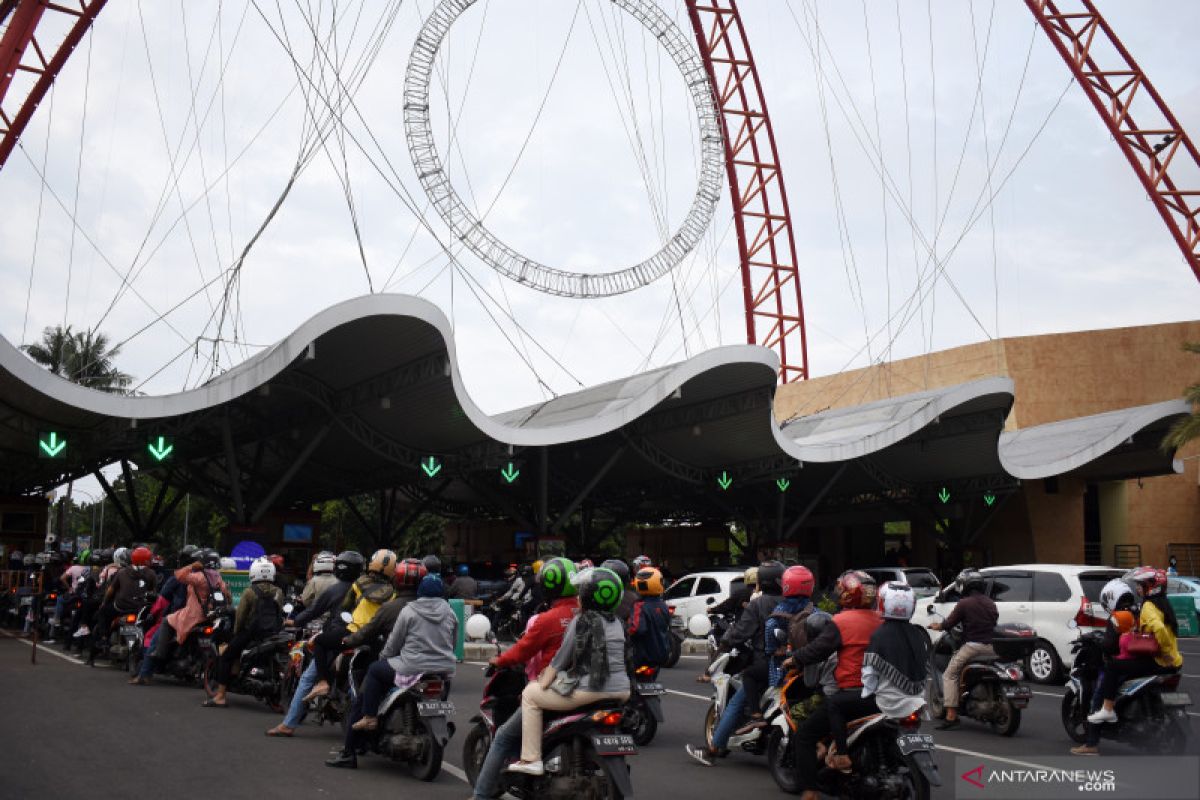 Pengunjung mulai memadati Taman Impian Jaya Ancol