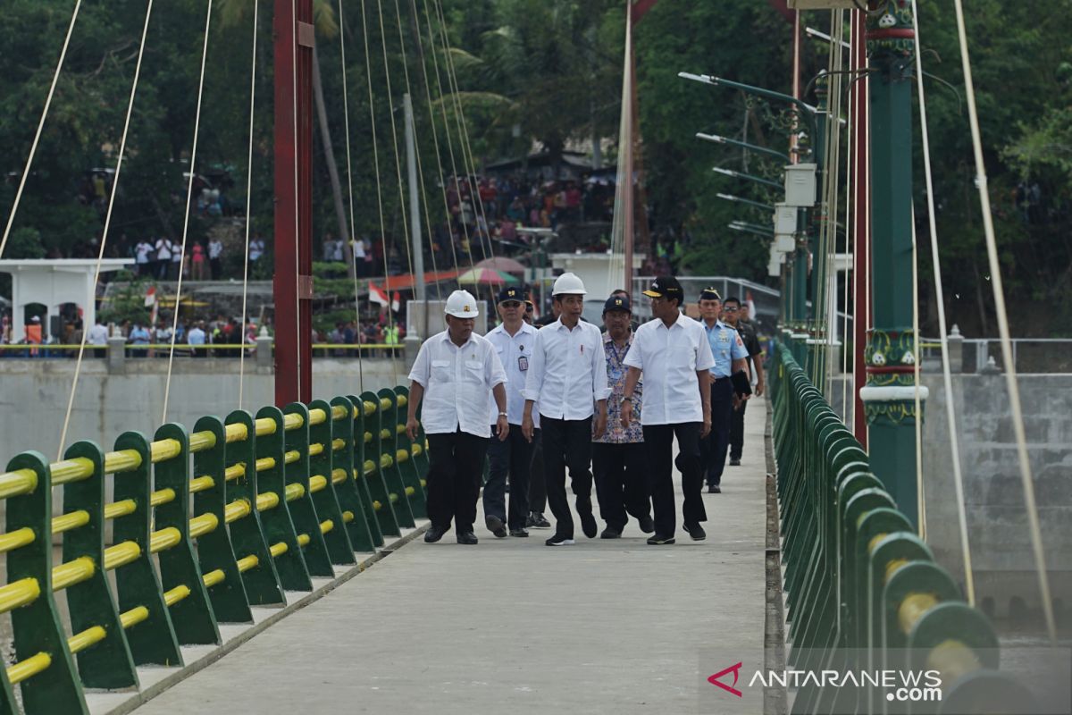 Jokowi jalan kaki lintasi jembatan Bendungan Kamijoro Yogyakarta