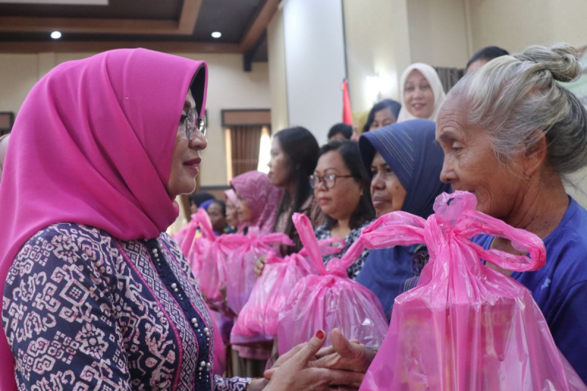 100 perempuan rawan sosial di Mataram mendapat santunan