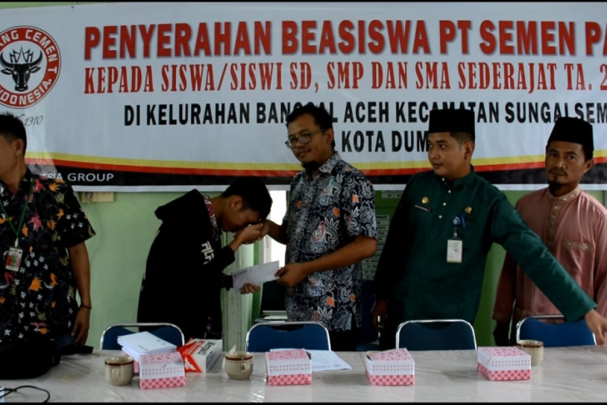 Semen Padang salurkan beasiswa Rp726 juta dari SD hingga mahasiswa