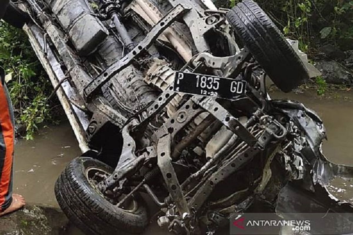 Sebuah mobil  masuk jurang, dua penumpang tewas di Malang