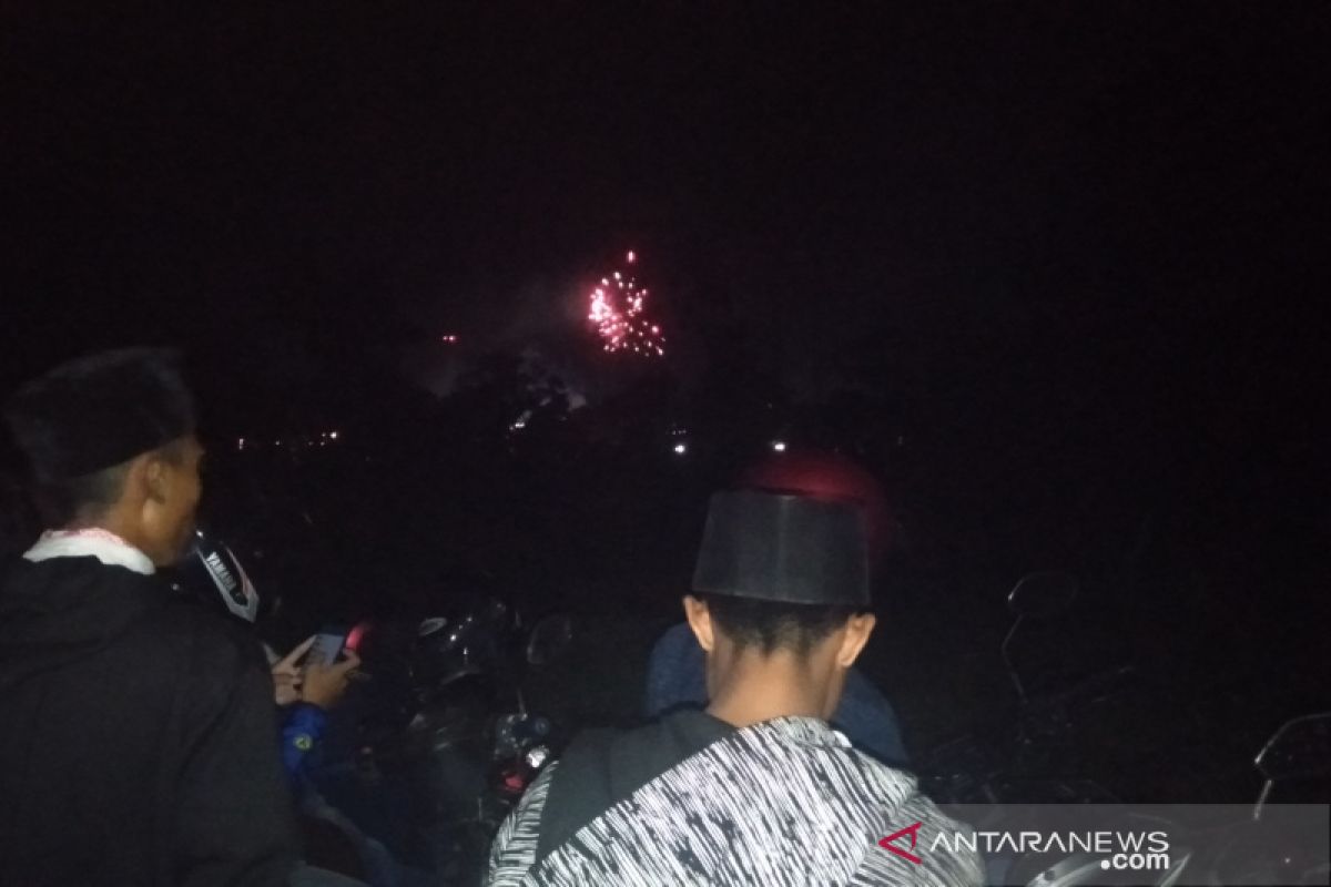 Tahun Baru, warga Boyolali berjubel nikmati kembang api