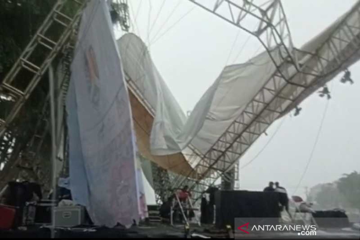 Atap panggung Tahun Baru Kota Magelang ambruk akibat hujan deras