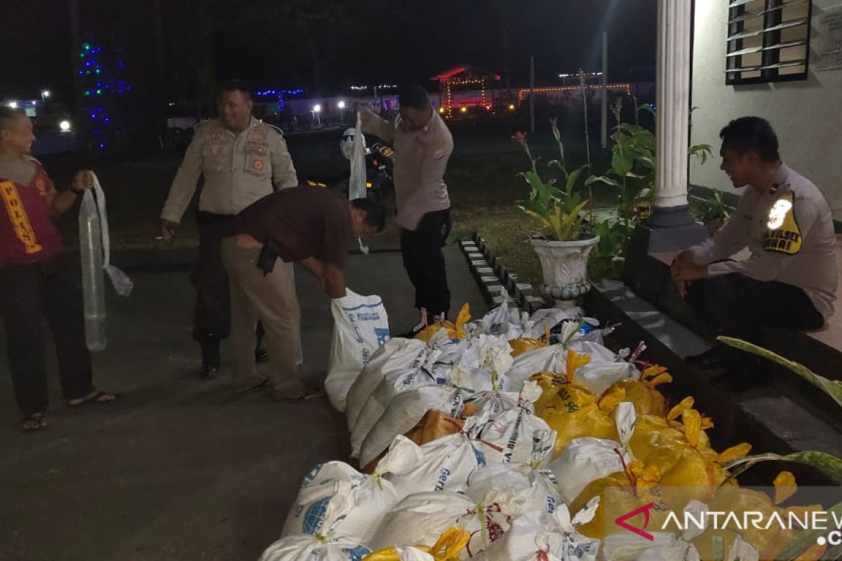Polsek Amahai musnahkan satu ton liter sopi tujuan jual ke Papua