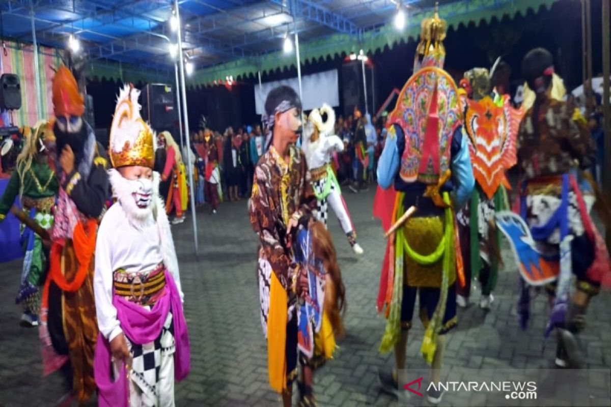 Pada pergantian tahun, ratusan warga Merapi  dihibur tari tradisional