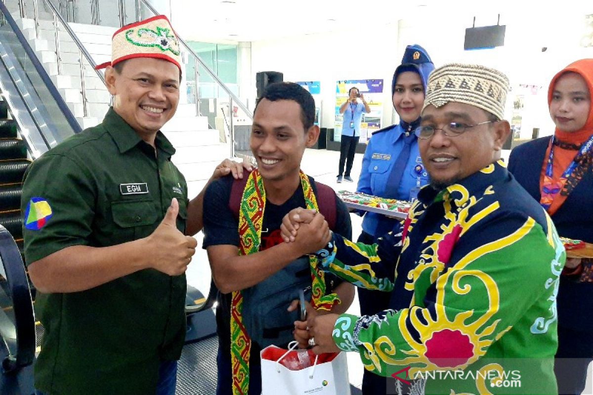 Sambut penumpang terakhir 2019, Wagub Kalteng beri kado dan menari bersama di Bandara Tjilik Riwut [VIDEO]