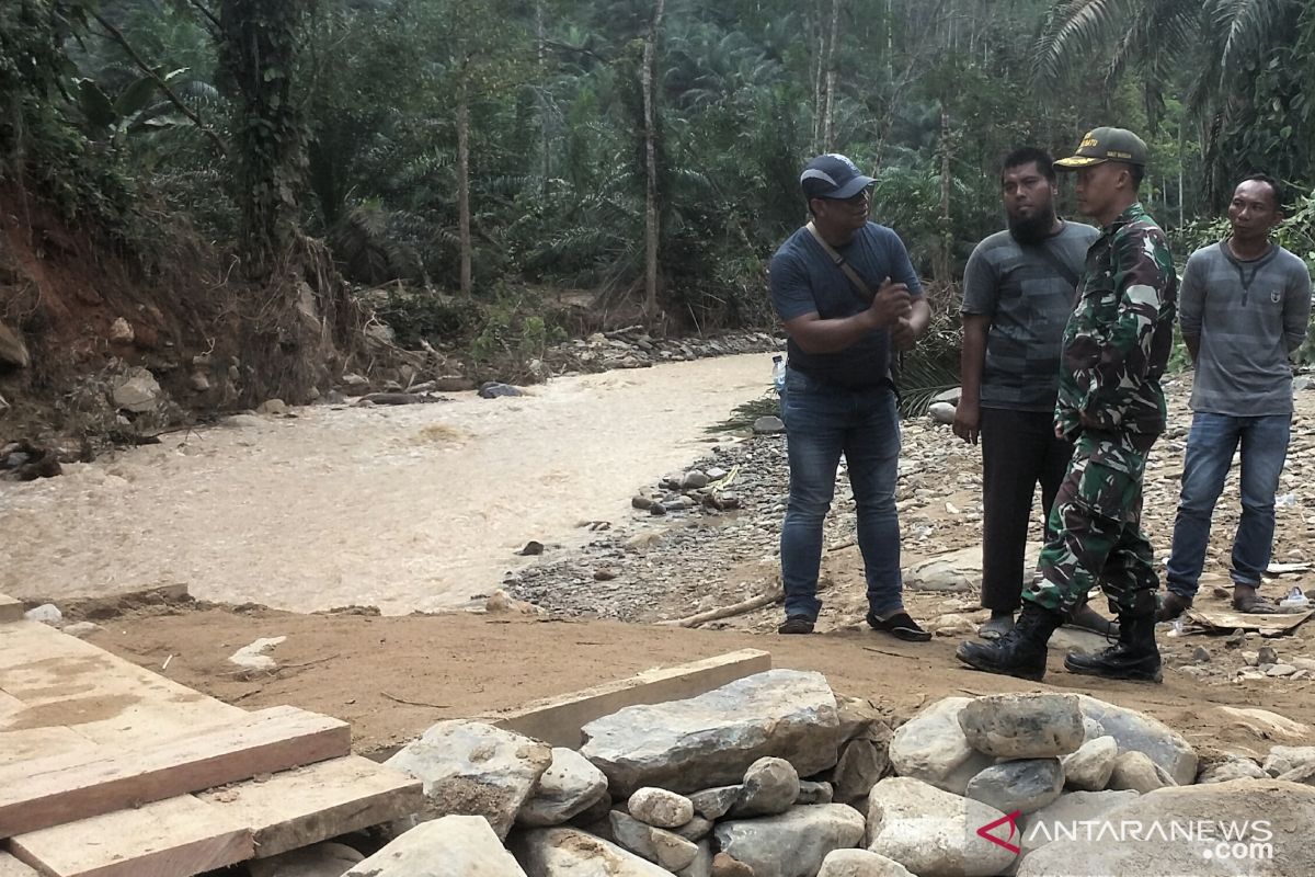 Jembatan tempat jatuh Bupati Labura sudah dapat dilalui kendaraan