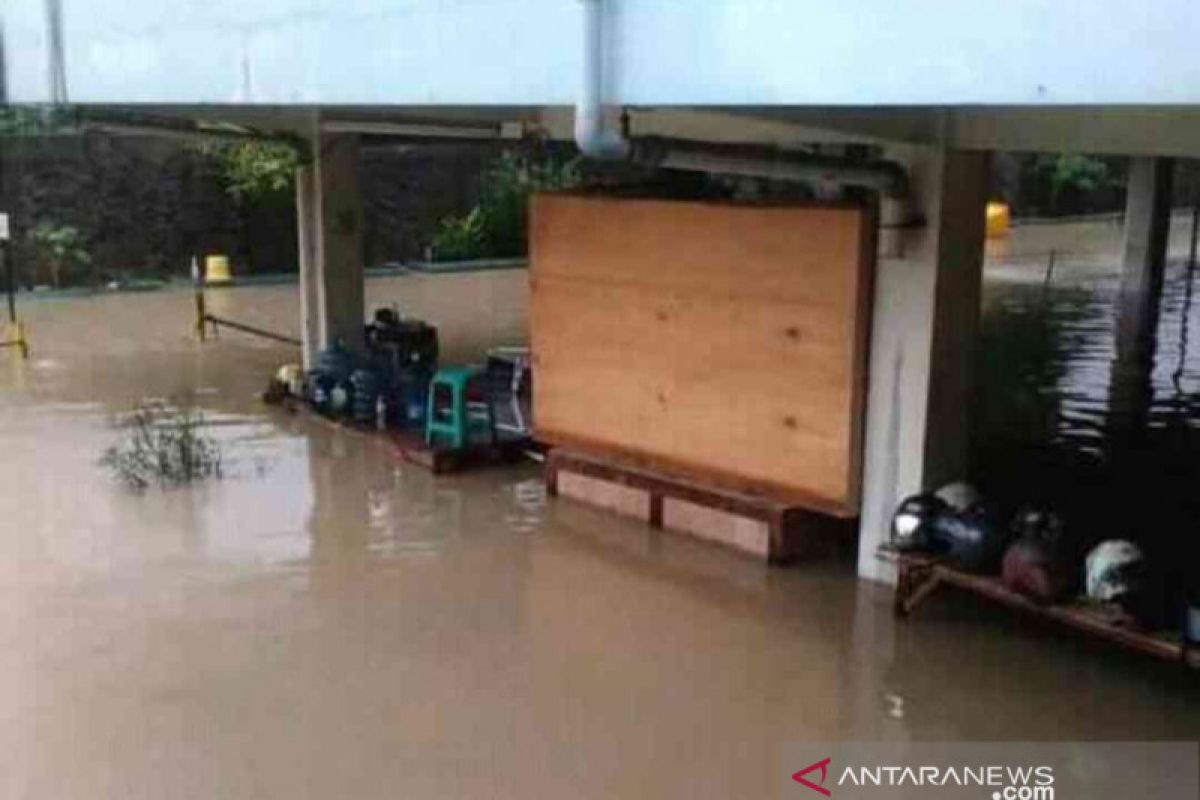 Tempat parkir di Basemen Rumah Sakit Anna Bekasi terendam banjir