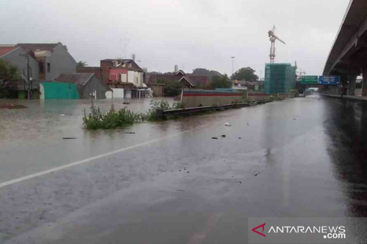 Sejumlah ruas Tol Japek arah Jakarta terendam banjir