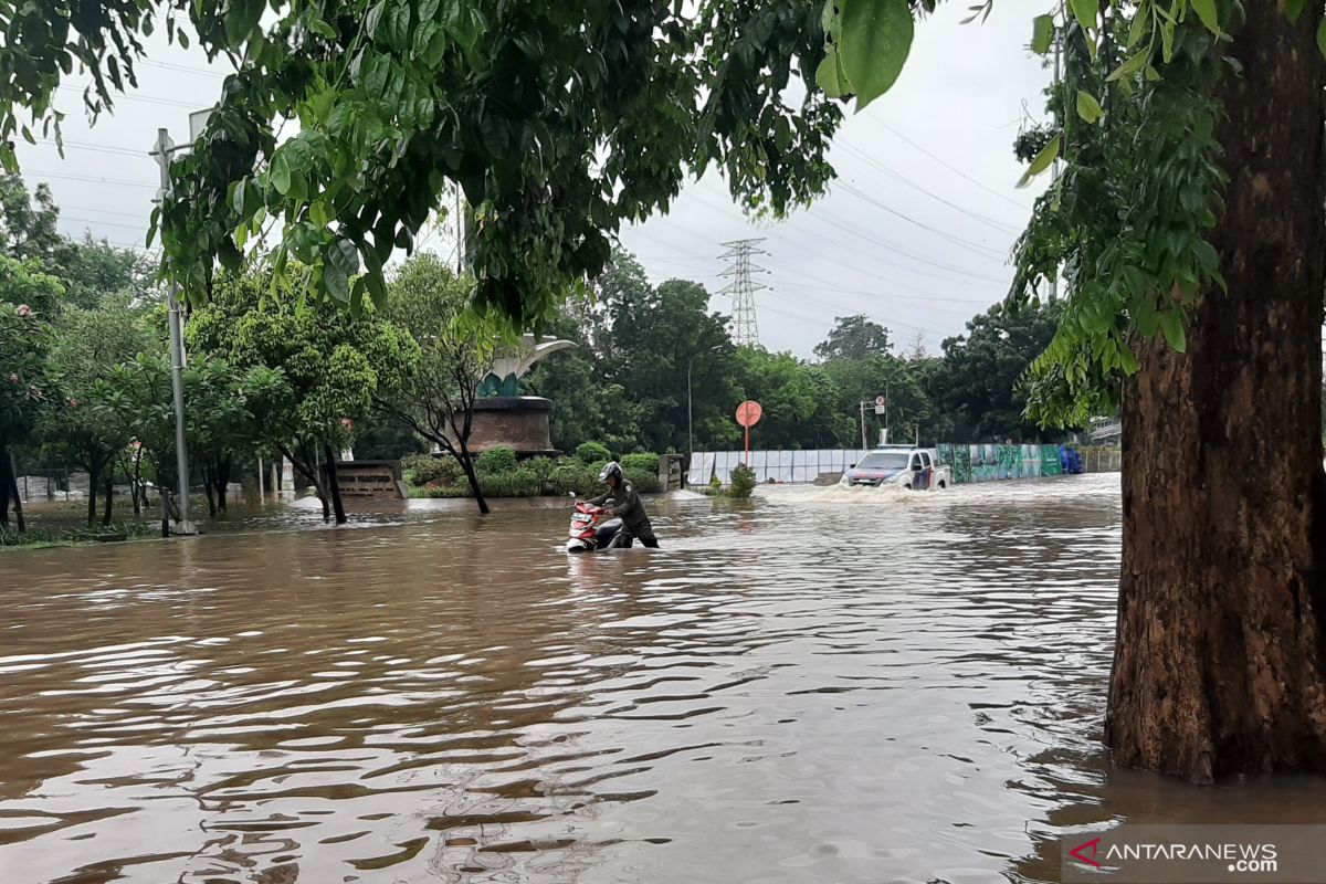 Belasan mesin motor mati nekat lintasi banjir di Cawang