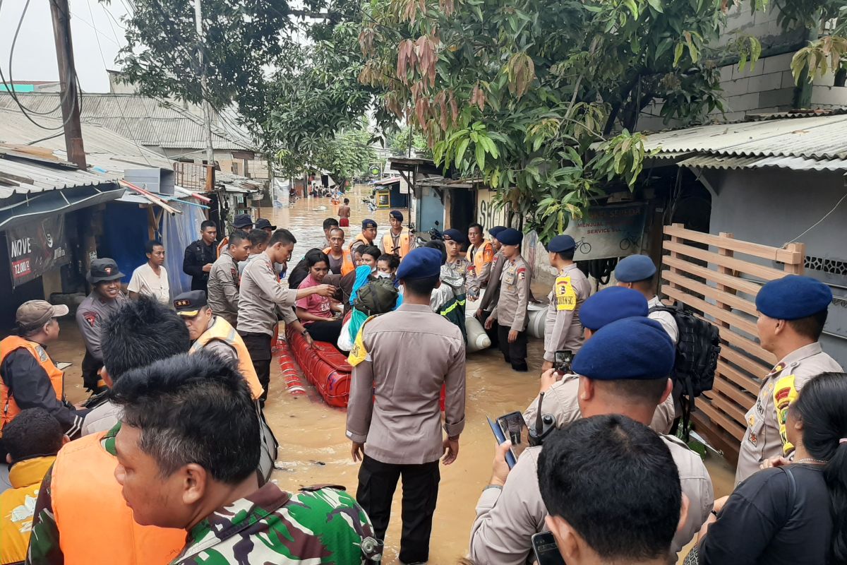 Evakuasi warga Cipinang Melayu berlanjut. Ada warga yang ketakutan