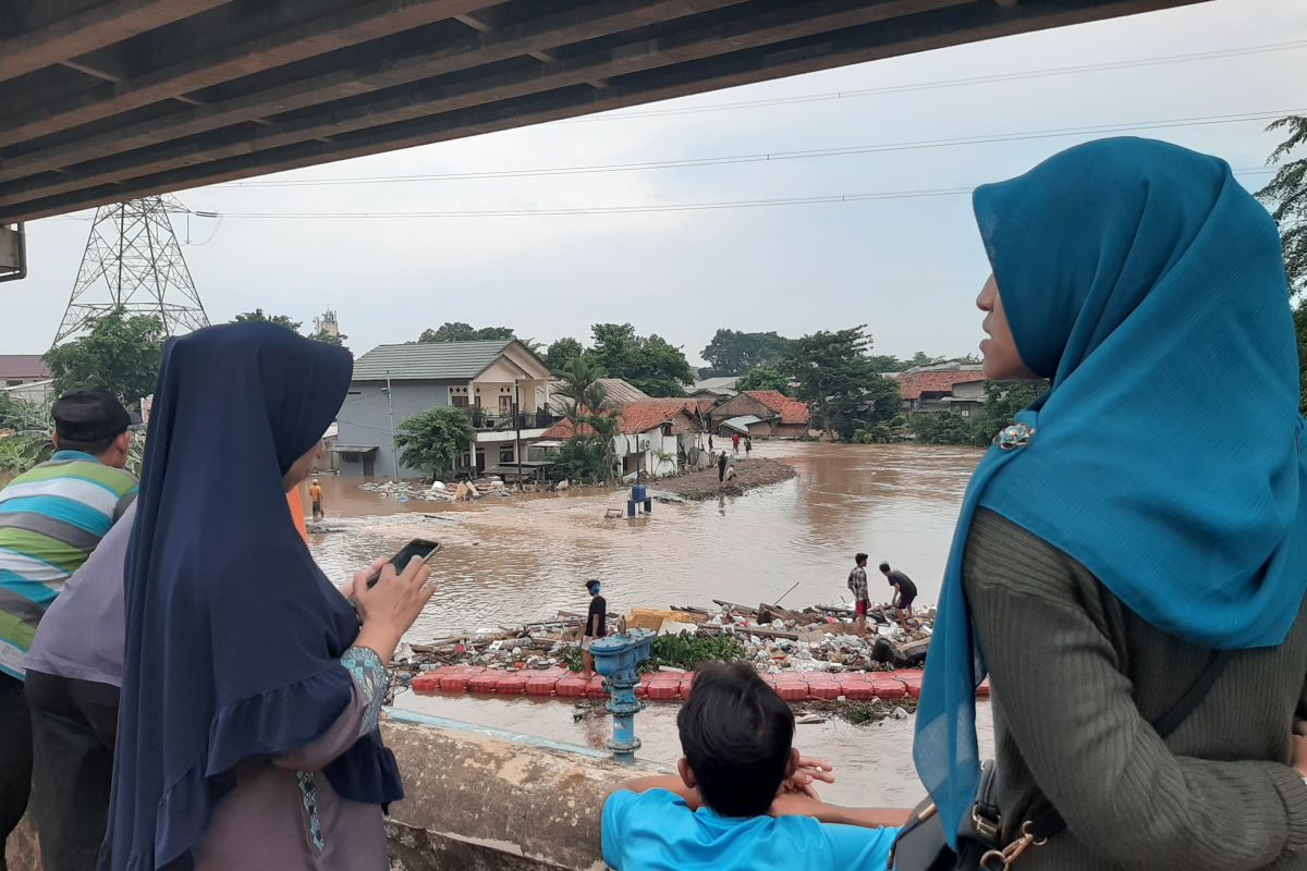 Warga pungut barang hanyut akibat banjir di Cipinang Melayu