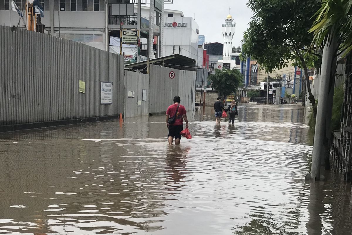 Ini perjuangan tukang ojek online antar makanan saat banjir Jakarta