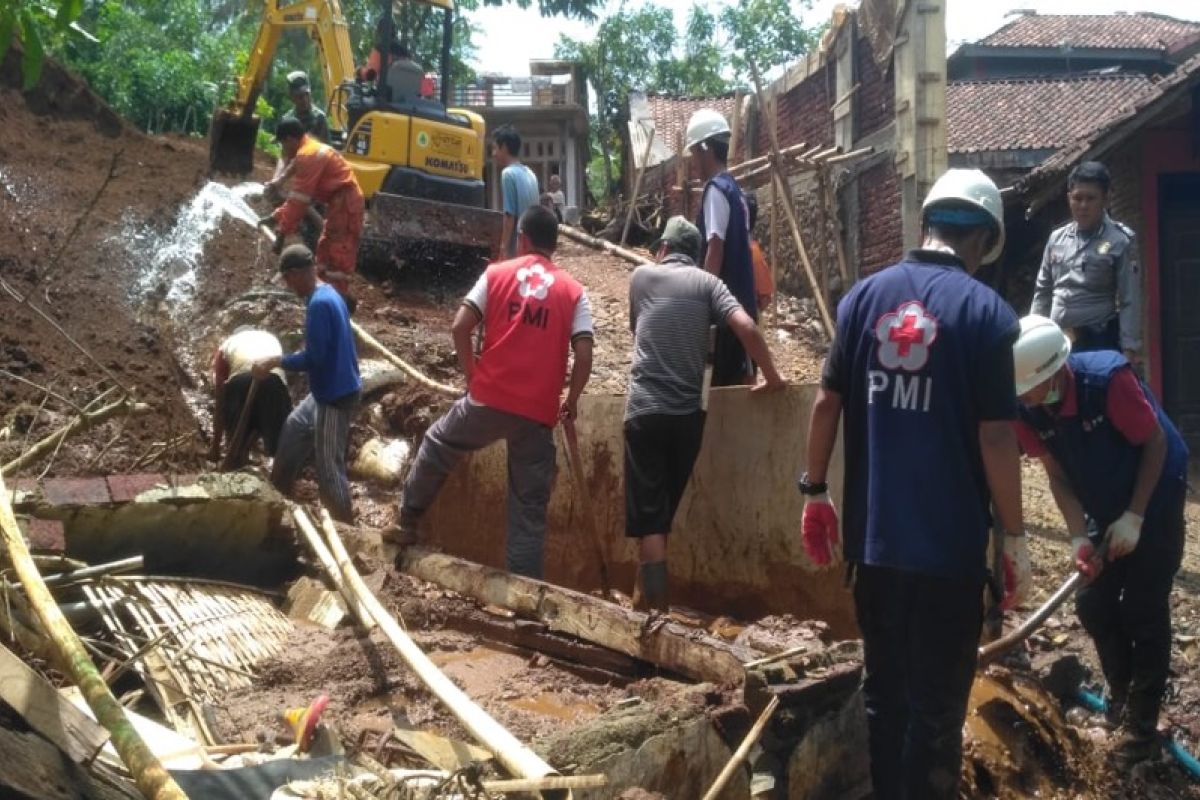 Tim PMI Banjarnegara diterjunkan ke lokasi longsor di Pagedongan