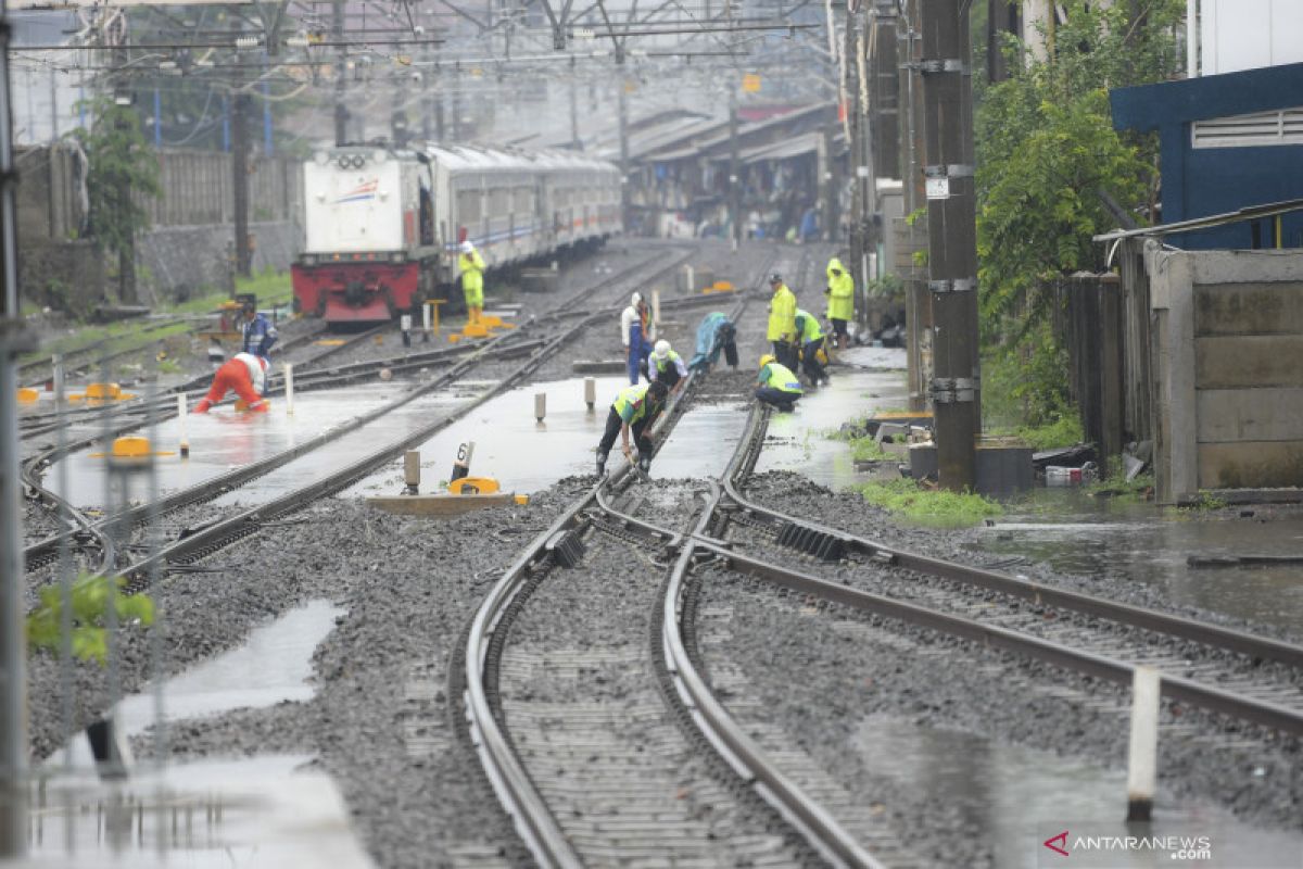 Sejumlah KA terlambat tiba di Surabaya akibat banjir Jakarta